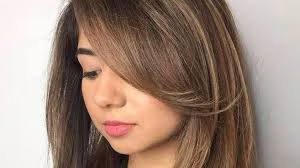 Rambut Panjang dengan Poni Samping