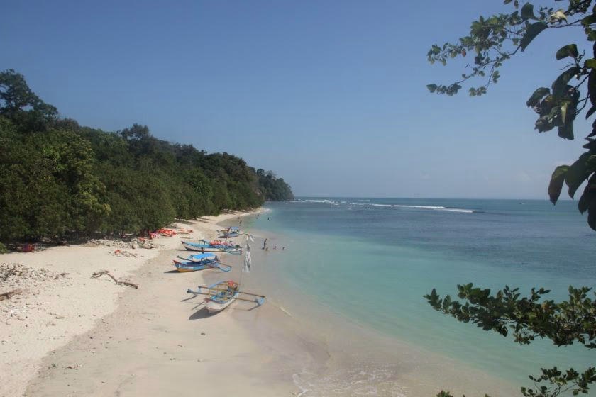 Pesona Pantai Pasir Putih