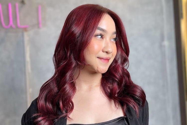 Warna Coklat Tua dengan Sentuhan Merah