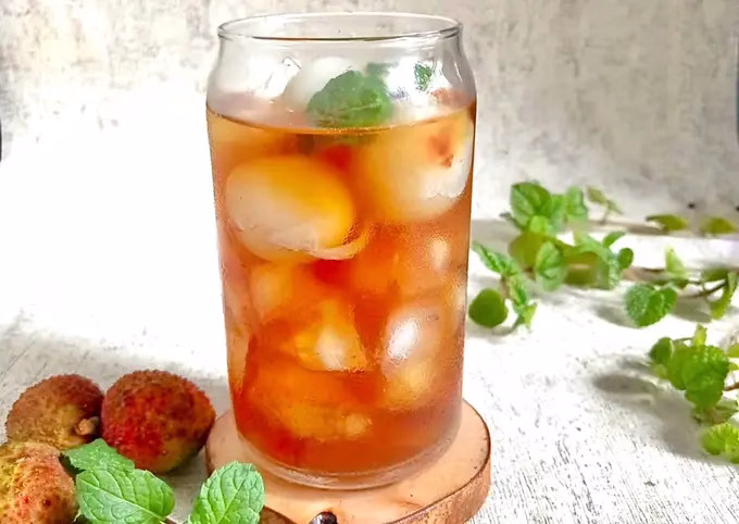 Es Teh Leci: Kesegaran dengan Sentuhan Buah