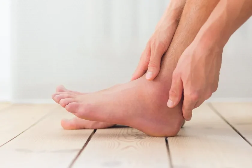 cara menghilangkan hitam di mata kaki