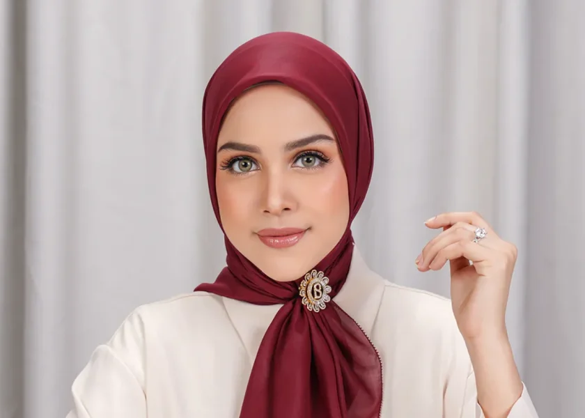 kombinasi warna maroon cocok dengan warna apa