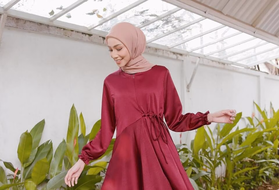 kombinasi warna maroon cocok dengan warna apa