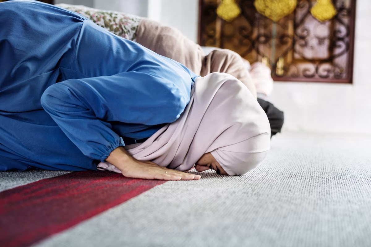 gambar sujud wanita yang benar