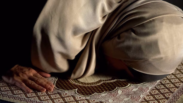 gambar sujud wanita yang benar