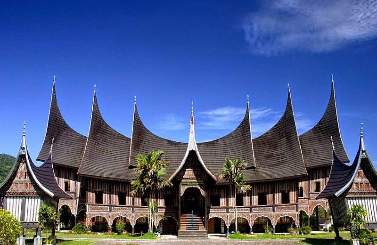 rumah adat sumatera barat adalah