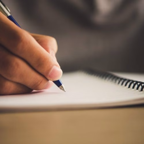 perbedaan tema dan judul