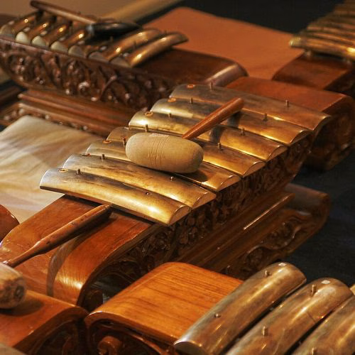 saron dimainkan dengan cara